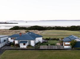 Stanley Beach House with Stunning Nut Views!，位于斯坦利的别墅
