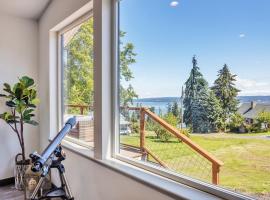 CRANES LANDING HIDDEN BEACH HOME - Whidbey Island 3BR with Ocean Views residence，位于Greenbank的酒店