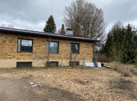 Home with private garden near golf, beach, fishing，位于Hartola的酒店