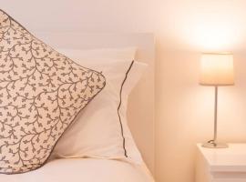 New stylish 4 bed house moments from Clacton beach，位于滨海克拉克顿的乡村别墅