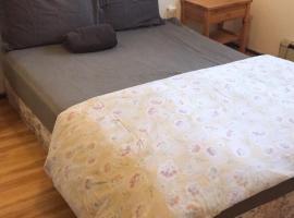 Vancouver Backpacker House - 10 min walk to Metrotown skytrain station，位于伯纳比的酒店
