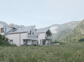 Urban Mountain Chalet with Lake View，位于毛拉赫的酒店