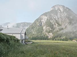 Urban Mountain Chalet with Lake View，位于毛拉赫的别墅