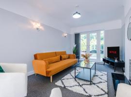 Premium 3-Bed Detached by Papermill, Deeside - Wirral，位于布兰博罗的酒店