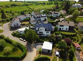 Ferienwohnung Maar-Idyll，位于沙尔肯梅伦的海滩酒店