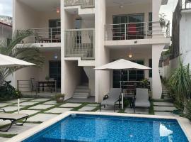 Hotel Suites Del Mar，位于拉曼萨尼亚的带泳池的酒店