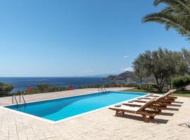 Aphaia Villa & Residences Aegina，位于阿吉亚玛丽娜的海滩短租房