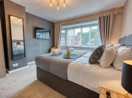 Elegant 5 Bed House - Sleeps 9, Central Solihull, NEC, JLR, HS2, Resorts World, Airport Business and Leisure Stays,，位于索利赫尔的酒店
