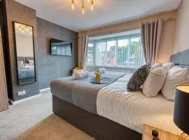 Elegant 5 Bed House - Sleeps 9, Central Solihull, NEC, JLR, HS2, Resorts World, Airport Business and Leisure Stays,