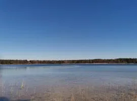 Bungalow nebst Wohnwagen für 4 bis 5 Personen in Nähe von See- und Tesla