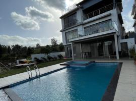 Jumbo Heavens 5 Bedroom Scenic Luxury Pool Villa，位于马哈巴莱斯赫瓦尔的酒店