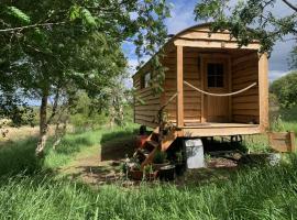 Birkenshaw - Beautiful Shepherd’s Hut in the Highlands.，位于多诺赫的豪华帐篷