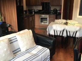 Centre of Dingle Town - Luxury Holiday Apartment，位于丁格尔的自助式住宿