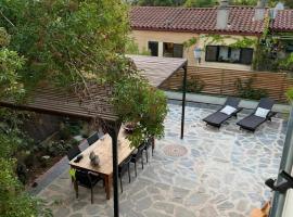 Villa Peralta Girona City w above ground Pool，位于赫罗纳的酒店