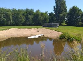 Domek letniskowy na Mazurach nad stawem，位于Gromoty的酒店