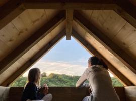 Cabane Bivouac avec échelle à l'ombre des chênes，位于Idrac-Respailles的酒店
