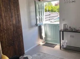 Self-contained, Framlingham Snug, Private Parking, no cooking facilities