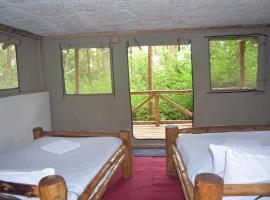 Kibale chimps villas lodge and hotel，位于Kibale Forest National Park的酒店