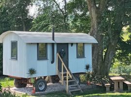 orchard meadow shepherd huts leek-buxton-ashbourne，位于Upper Elkstone的豪华帐篷营地