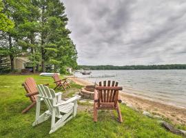 Lovely Lakefront Cottage 13 Mi to Traverse City!，位于特拉弗斯城的乡村别墅