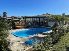 Villa Santorini Praia do Rosa com piscina e jacuzzi，位于普腊亚罗萨的度假屋