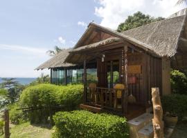 玻璃小屋乡村民宿，位于Wok Tum的度假屋