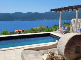 Green Marble Pool Cottage 3 BR in 2 adjoining stone buildings on a 2 acre private land，位于维甘的度假屋