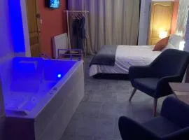Studio Cosy avec Jacuzzi Privatif et Terrasse