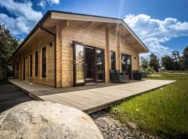 Sundance Lodge, Fantastic New Cabin with Hot Tub - Sleeps 6 - Largest In Felmoor Park，位于莫珀斯的山林小屋