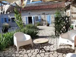 Peaceful Dordogne countryside cottage with pool.