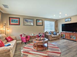 Air Racing Decor, Hot Tub Sparks Home!，位于斯帕克斯的酒店