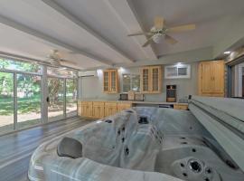 Coastal Edgewater Home with Private Hot Tub!，位于安纳波利斯的酒店