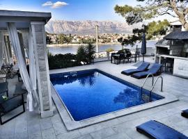 Villa Sky with stunning view，位于塞尔察的带泳池的酒店