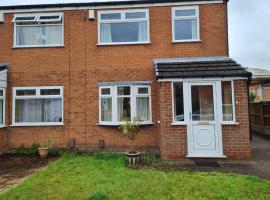 Immaculate 3-Bed House with free parking in Bolton，位于博尔顿的乡村别墅