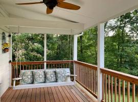 Beautiful 2 BR 1 BA Cabin in Blue Ridge Mountains: The Little White House，位于马丁斯维尔马丁斯维尔赛道附近的酒店