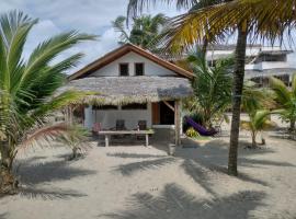 Beach Front Bungalows at the Coconut，位于卡诺阿的酒店