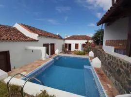 Villa-Sleeps4-Parking-Garden-Pool-NearAirport