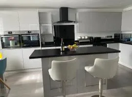 Modern 2 bedrooms fully equipped Apartment with garden, Free Parking, Free Wifi