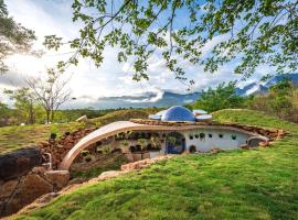 SaffronStays AsanjA Titaly, Murbad - hobbit inspired earth-shelter home with plunge pool，位于Murbād的酒店