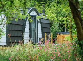 Emlyn's Coppice - Luxury Woodland Glamping，位于霍利韦尔的豪华帐篷营地