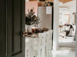 The Pine Tree Cottage - Charming cottage close to Canberra，位于Bywong的酒店
