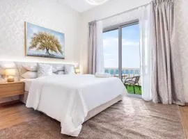 Live and experience a stunning Sea View Studio