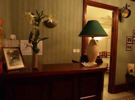 Hotel Auberge du Cheval Blanc，位于La Forêt-sur-Sèvre的酒店