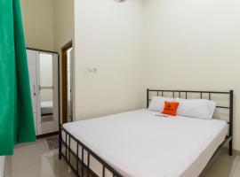 KoolKost Syariah near LRT Boulevard Selatan Station - Minimum Stay 6 Nights，位于雅加达卡拉巴加丁的酒店