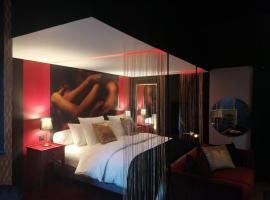 Love Room Gatsby - balançoire et baignoire duo - Luxe et charme - Et pour 2 couples, possibilité d'ajouter la Suite Garonne et sa baignoire Balnéothérapie，位于Eyrans的度假短租房