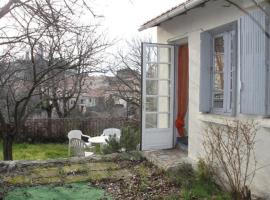 Maison de 3 chambres avec vue sur la ville jardin clos et wifi a Reillanne，位于Reillanne的度假屋