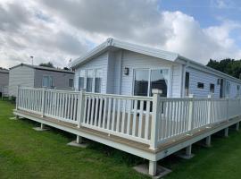 8 BIRTH LODGE ON CAYTON BAY HOLIDAY PARK，位于斯卡伯勒的酒店