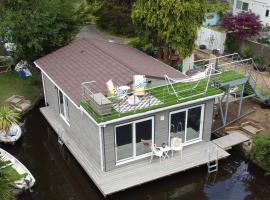 Tulana Taggs - floating home on island idyll，位于Hampton Hill的度假短租房