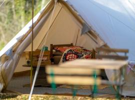 Naturally Glamping，位于金斯坦顿的酒店