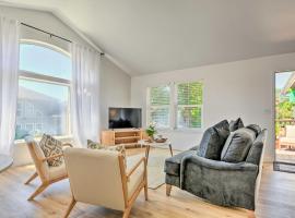 Close to Parks and Brews Sunny Grants Pass Apt!，位于格兰茨帕斯的酒店
